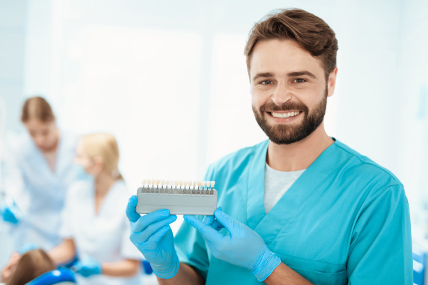 Korony cyrkonowe czy porcelanowe. Jakie rozwiązanie wybrać?