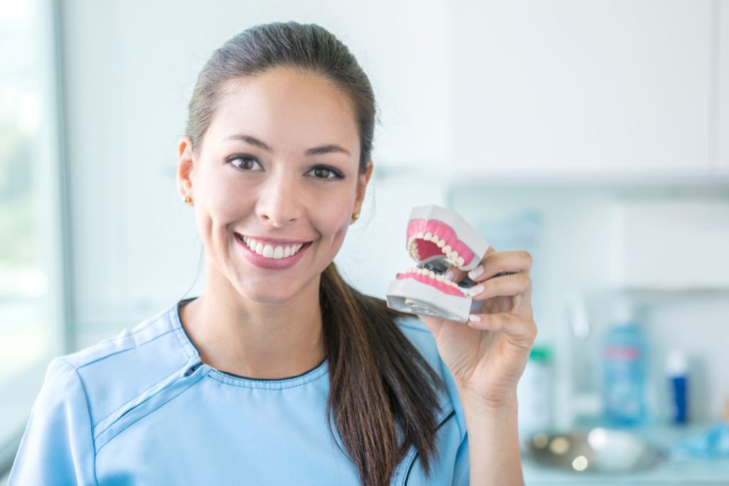 Protezy zębowe – jak pielęgnować, jaki klej wybrać?