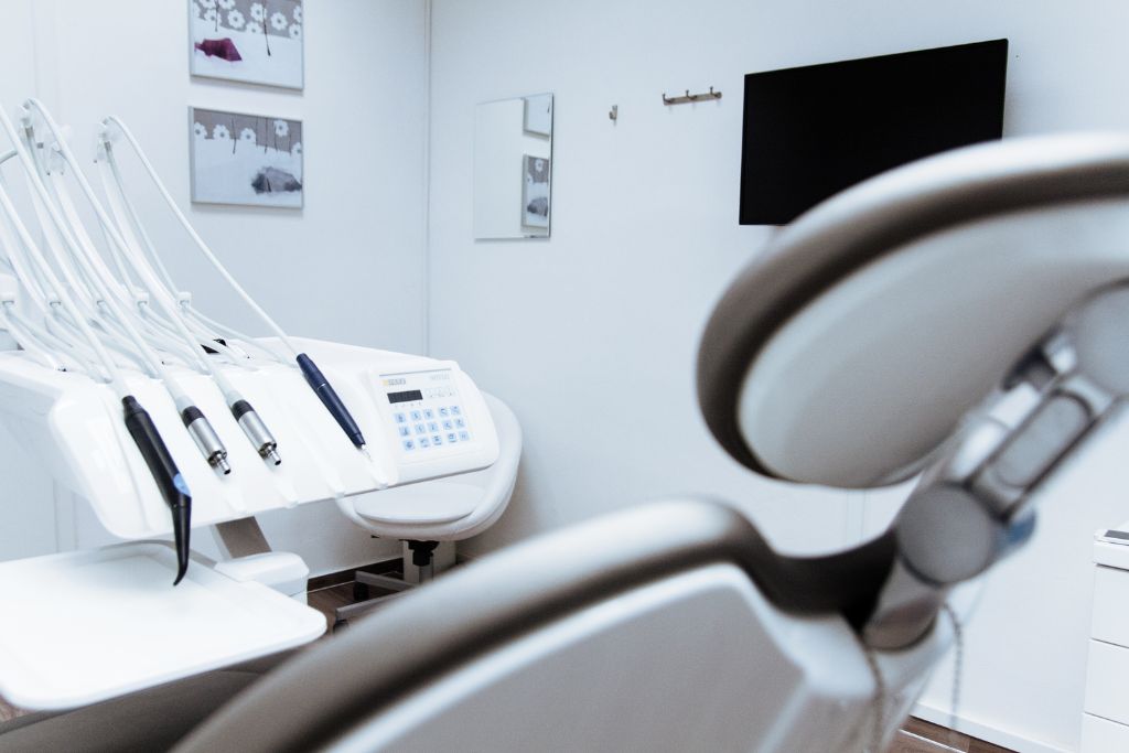 Dlaczego warto się leczyć u dentysty prywatnie?